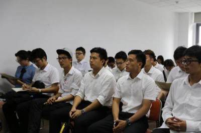 上海店灣投資管理咨詢迎來(lái)區(qū)領(lǐng)導(dǎo)及北大清華創(chuàng)業(yè)者考察，共話企業(yè)發(fā)展與技術(shù)創(chuàng)新